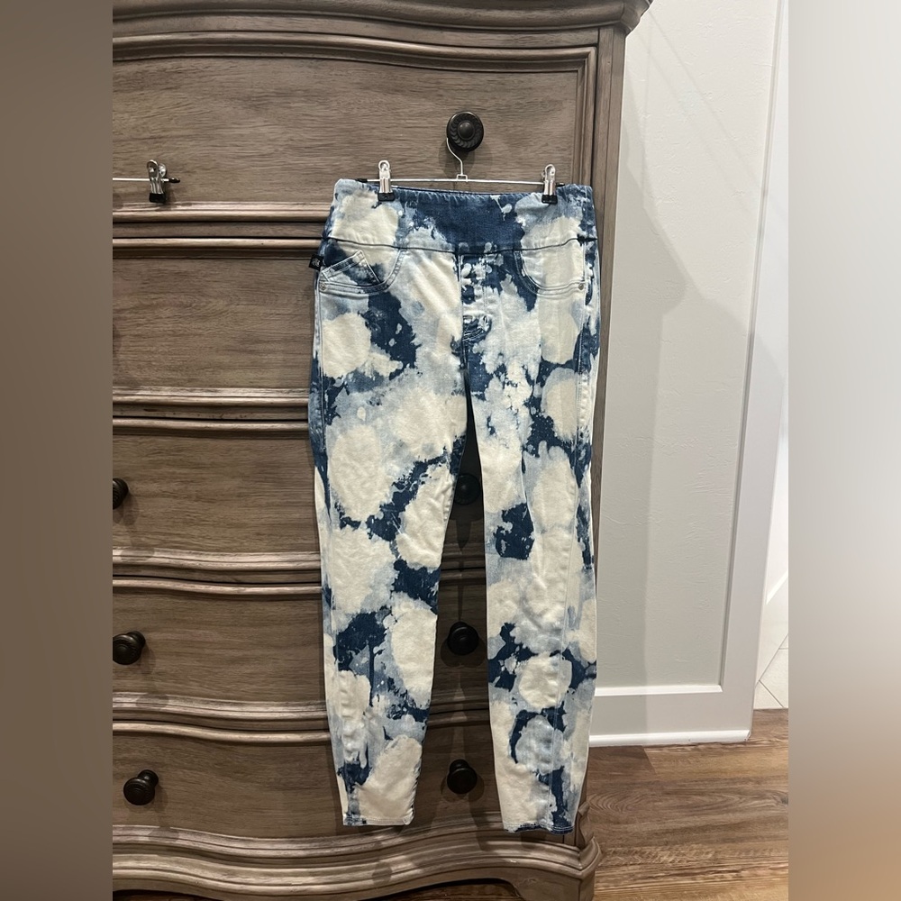 Rock & Republic Blue and White Jeggings with Tie-Dye Effect